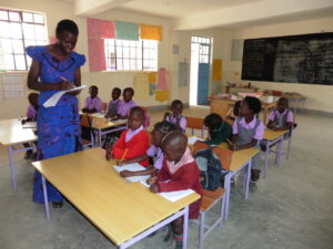 Leerlingen krijgen les op make the difference primary school.